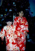 Christmas_in_kimono.JPG (49054 bytes)
